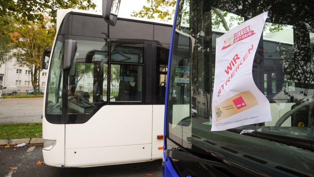 Eine Streiknotiz der Gewerkschaft Verdi hängt an einem Bus
