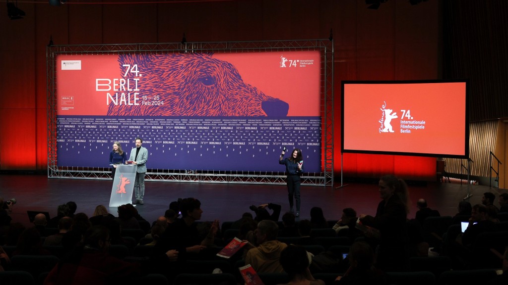 Die Berlinale-Chefs Mariette Rissenbeek und Carlo Chatrian geben bei der Pressekonferenz zur 74. Berlinale