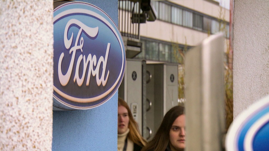 Foto: Mitarbeiter verlassen das Ford-Werksgelände