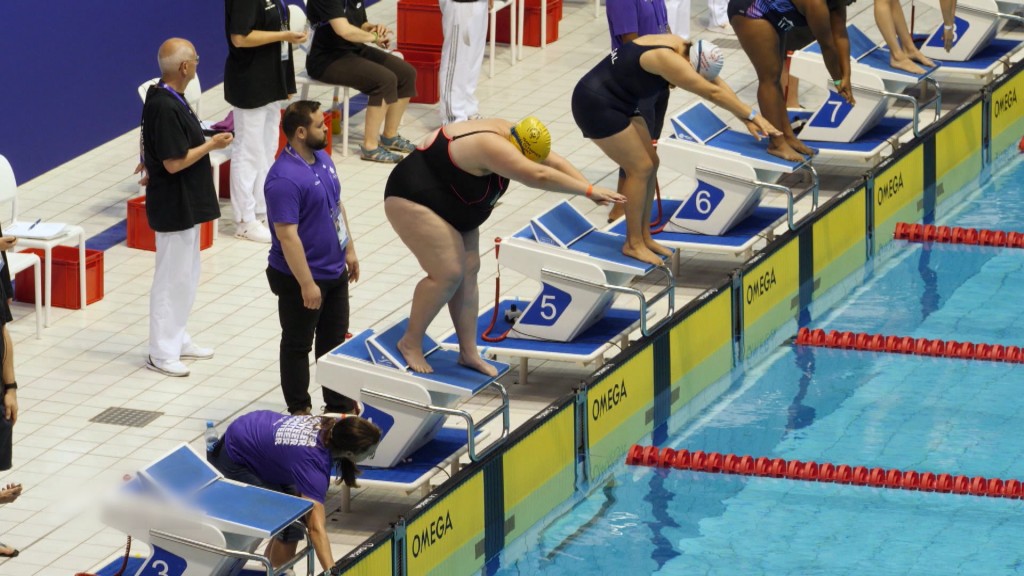 Foto: Schwimmerinnen vor dem Absprung in Schwimmbecken