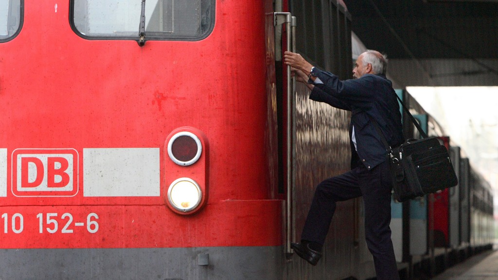 Foto: Lokführer verlässt den Führerstand seiner Lokomotive