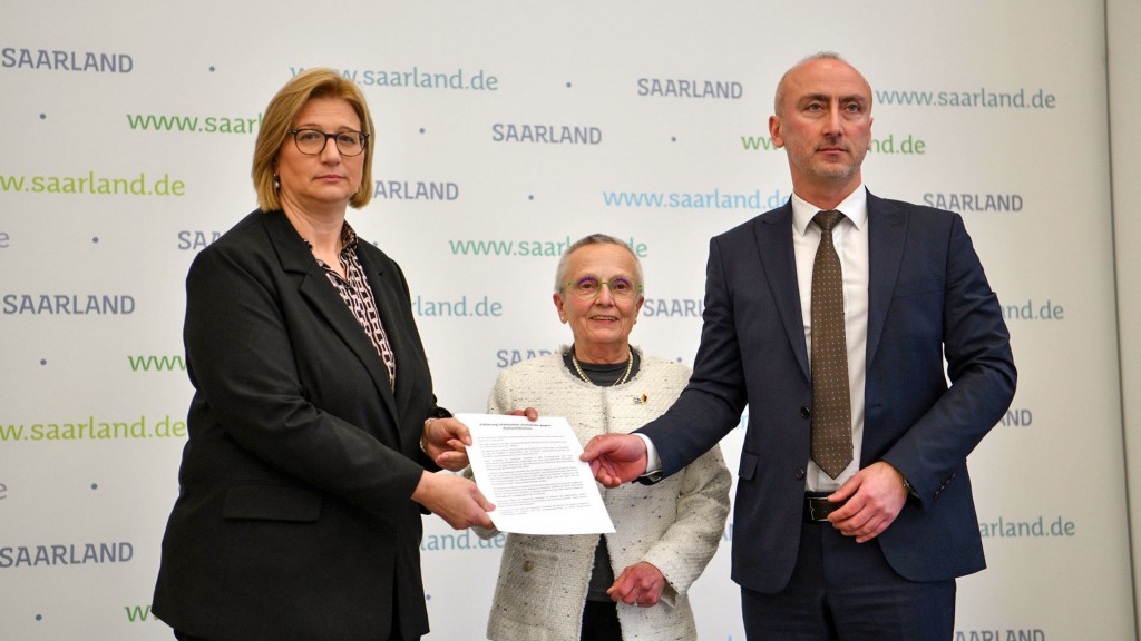 Foto: Anke Rehlinger, Ricarda Kunger und Rasim Akkaya halten eine unterzeichnete Erklärung in Händen