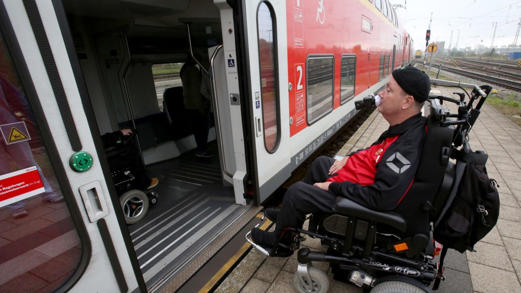 Foto: Ein Rollstuhlfahrer befährt ohne Barriere einen Regionalzug