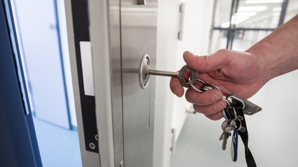 Foto: Ein Justizbeamter öffnet eine Zellentür