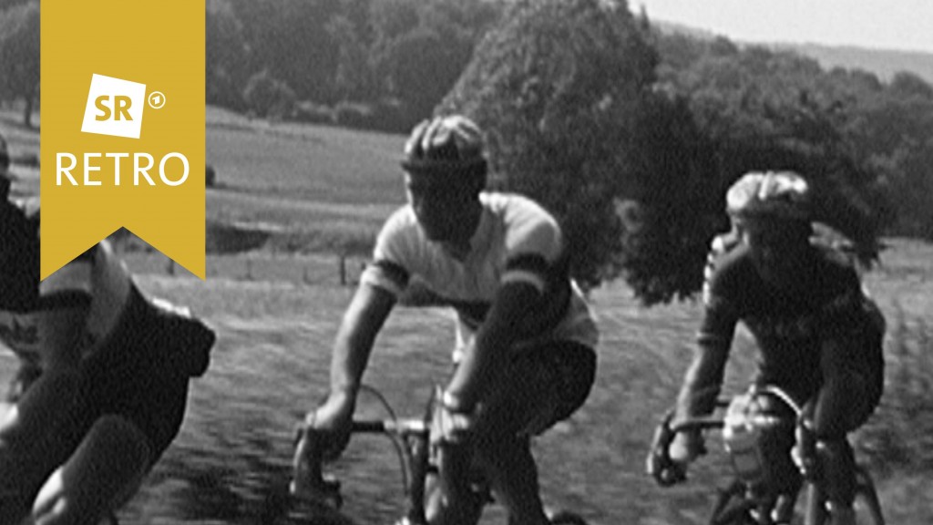 Mehrere Radrennfahrer, schwarz-weiß Bild