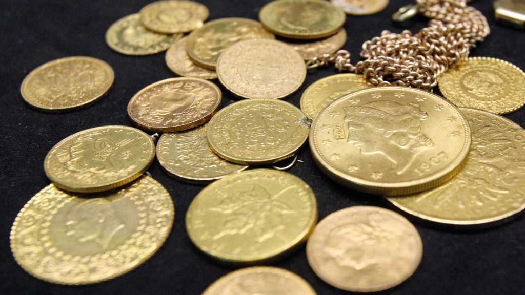 Gold in Form von Münzen und Schmuck liegen auf einem Tresen