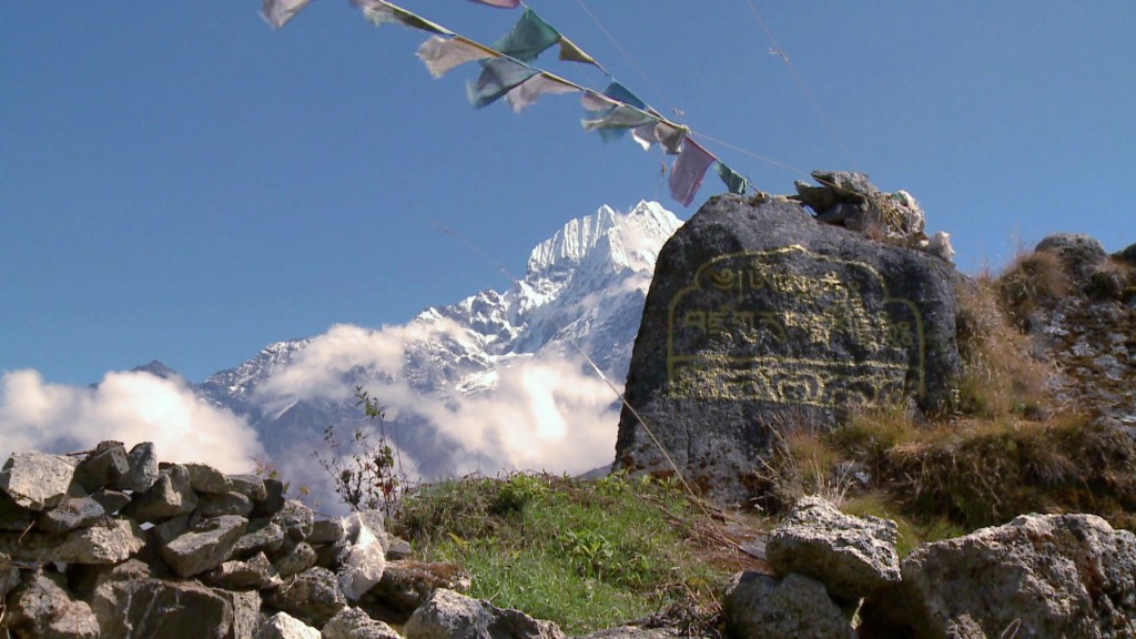 Foto: Stein mit Gebetsfahnen im Himalaya