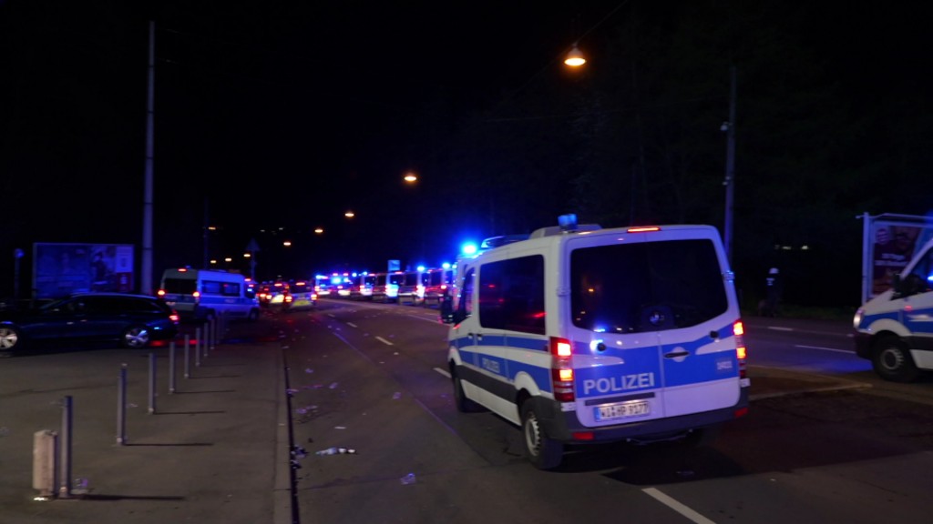 Foto: Einsatzfahrzeuge der Polizei beim DFB-Pokal-Halbfinalspiel