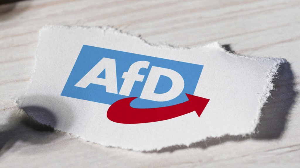 Papierschnipsel mit dem Logo der AfD liegt auf dem Tisch