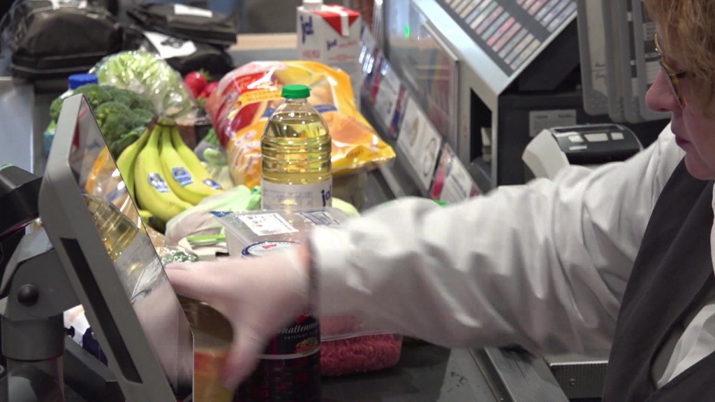 Foto: Das Band einer Supermarktkasse mit verschiedenen Lebensmitteln