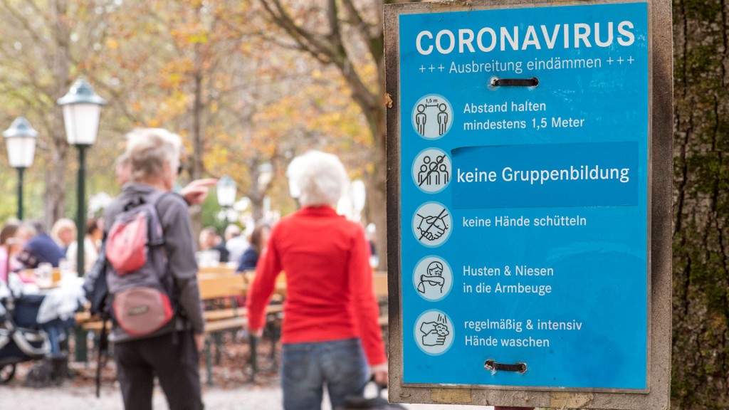 Foto: Coronaregeln am Eingang eines Biergartens 2022