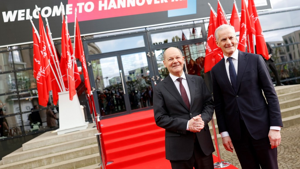 Bundeskanzler Olaf Scholz (l, SPD) und Jonas Gahr Støre, Ministerpräsident von Norwegen, kommen zur Eröffnungsfeier der Hannover Messe.