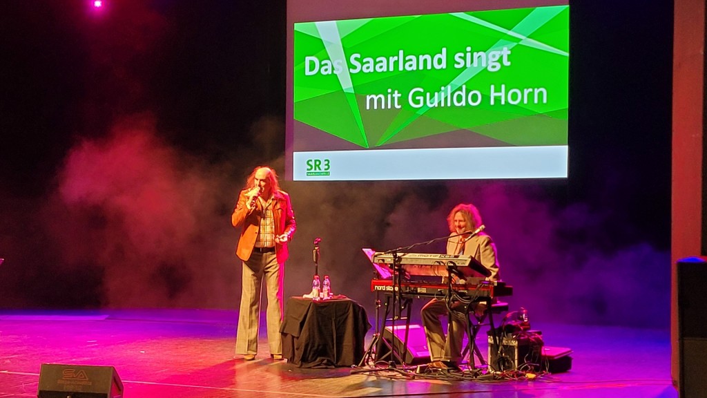 Guildo Horn auf der Bühne des Theater am Ring in Saarlouis.