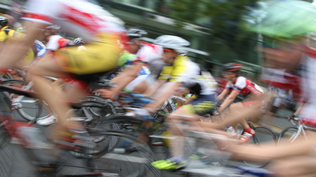 Foto: Radrennfahrer fahren an Zuschauern vorbei