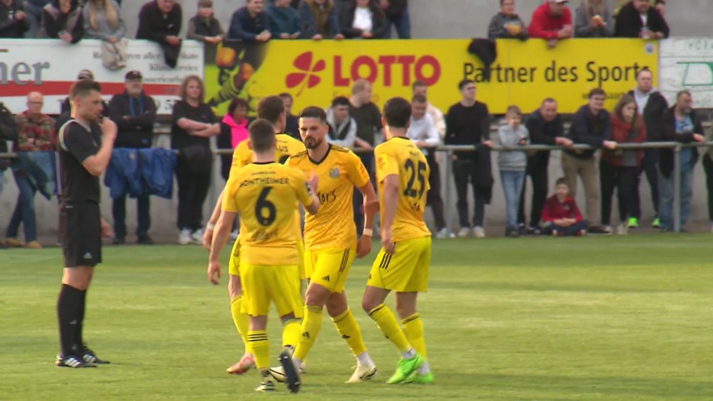 Die FCS-Spieler feiern ein Tor im Halbfinale des Saarlandpokals