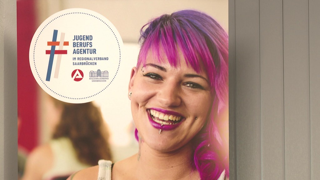 Foto: Plakat von der Jugendberufsagentur mit lächelnder Frau