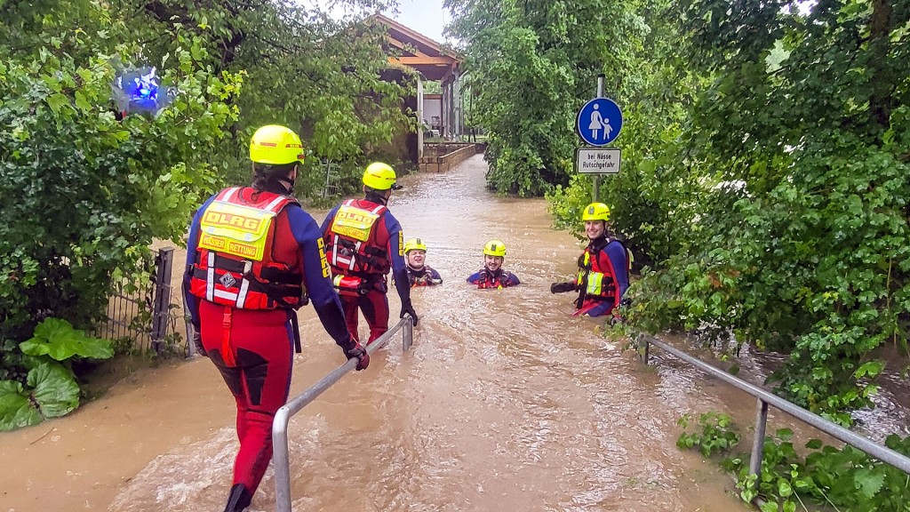 Foto: Rettungskräfte der DLRG-Wasserrettung im Einsatz
