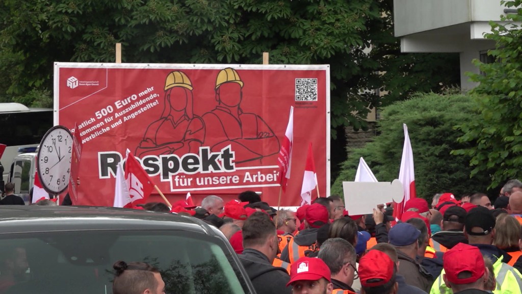 Foto: Bauarbeiter beim Streiken