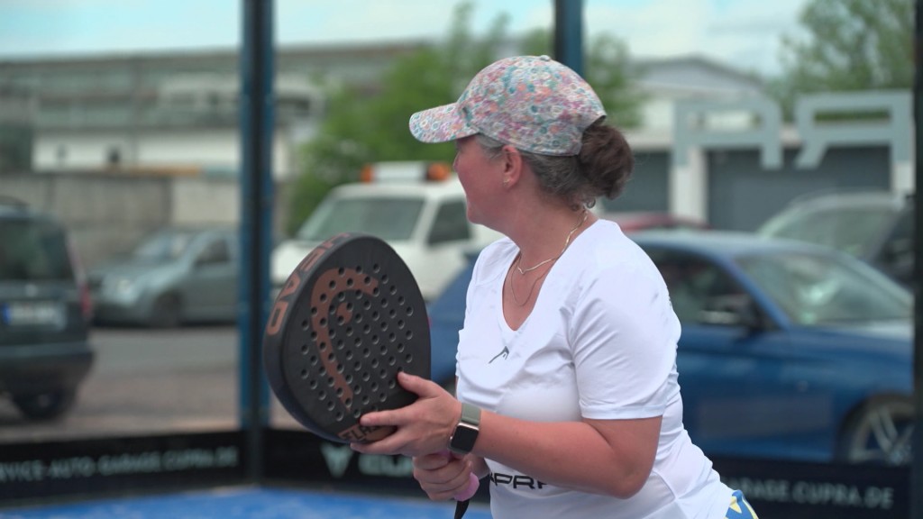 Foto: Frau mit Tennis-Padle