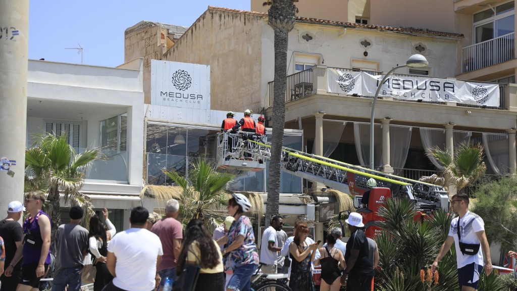 Foto: Schaulustige und Passanten beobachten die Arbeit der Feuerwehrleute nach dem Einsturz am Gebäude des Medusa Beach Club.