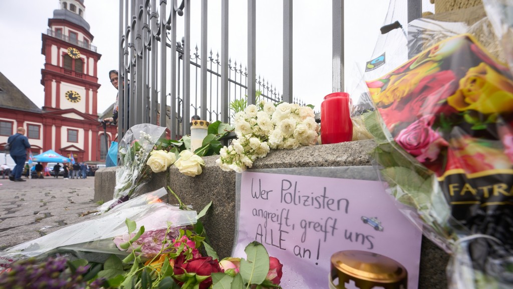 Foto: Nach der Messerattacke mit mehreren Verletzten in Mannheim erinnern Kerzen und Blumen an die Opfer.