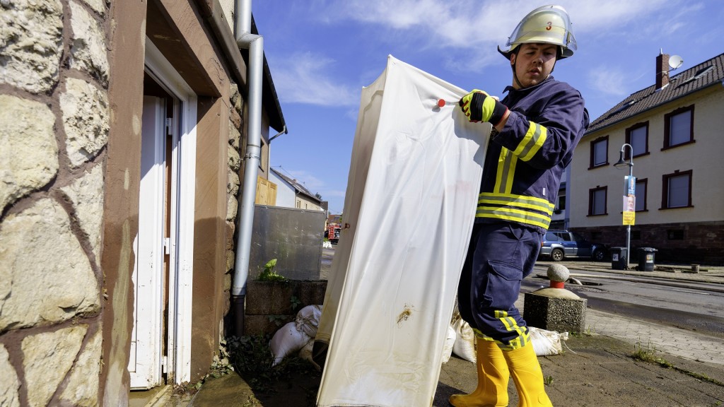 Foto: Die Freiwillige Feuerwehr hilft Anwohnern beim Ausräumen der betroffenen Wohnungen.