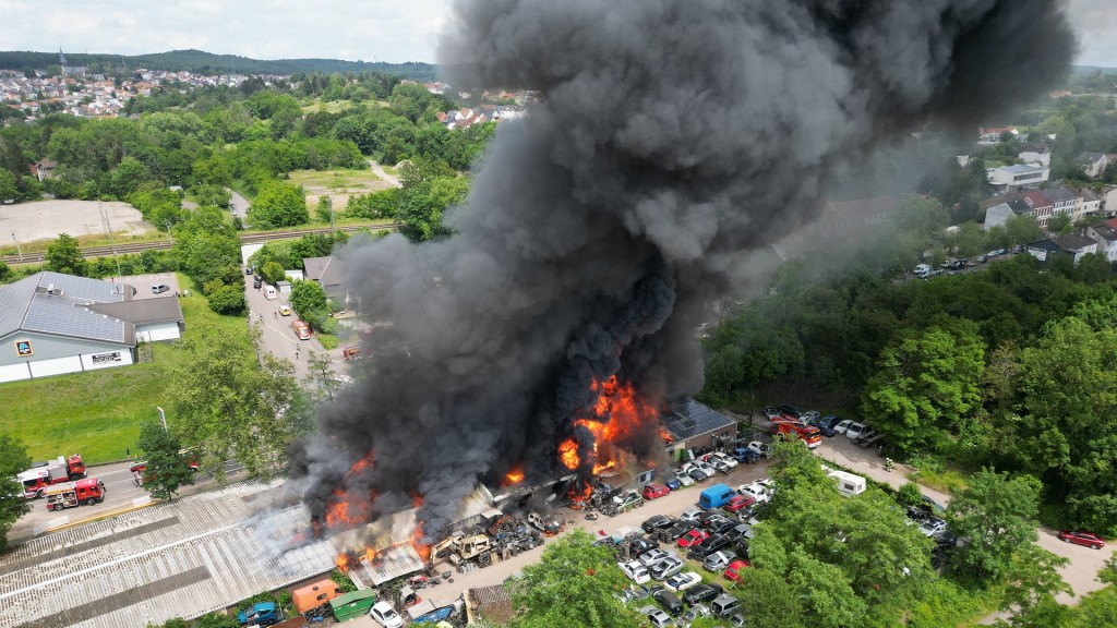 Eine Luftaufnahme des Großbrands beim Autoverwerter AVS Luisenthal
