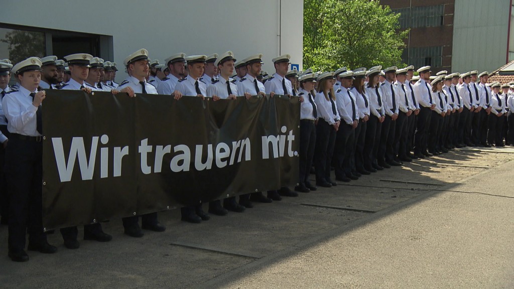 Foto: Menschen, die eine Schweigeminute veranstalten