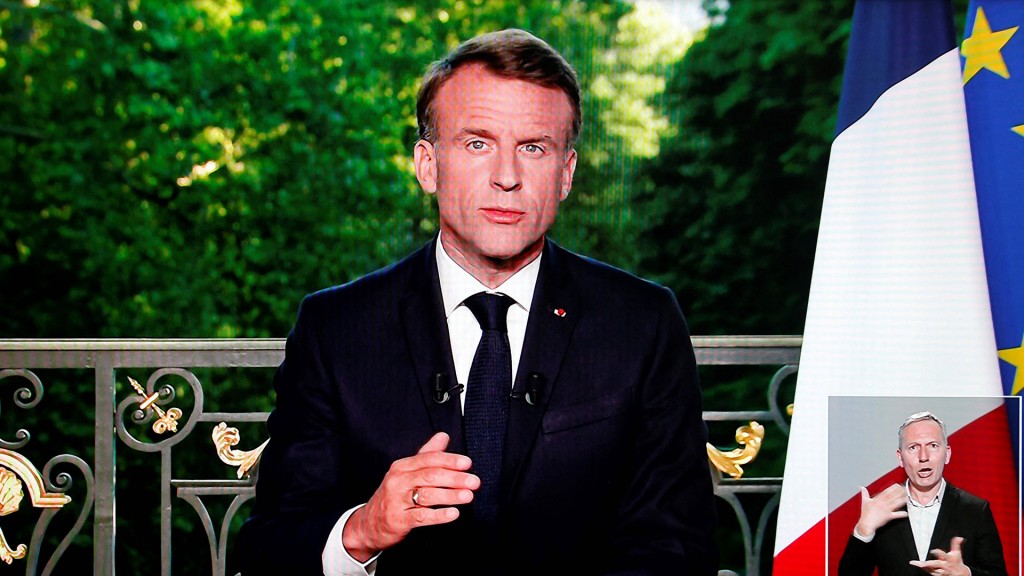 Diese Bildschirmaufnahme zeigt Frankreichs Präsident Emmanuel Macron während einer im Fernsehen übertragenen Ansprache an die Nation, in der er ankündigt, die Nationalversammlung, das Unterhaus des französischen Parlaments, aufzulösen und für den 3