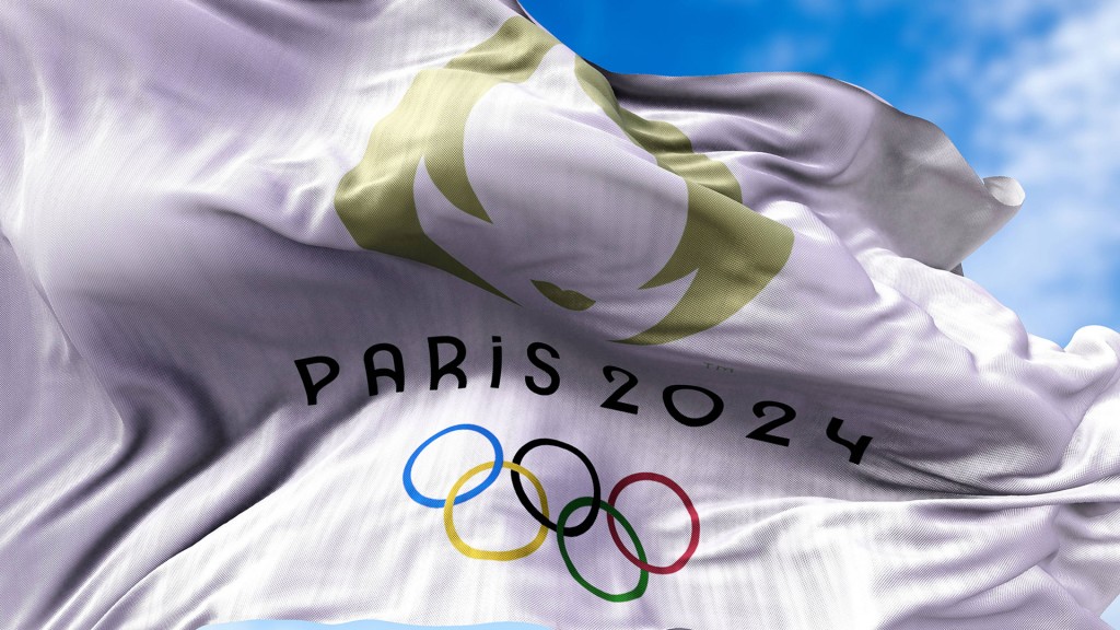 Foto: Flagge der Olympischen Spiele Paris 2024 weht im Wind