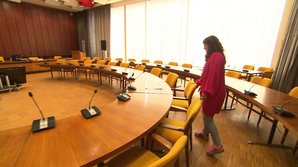 Foto: Frau alleine im Sitzungssaal