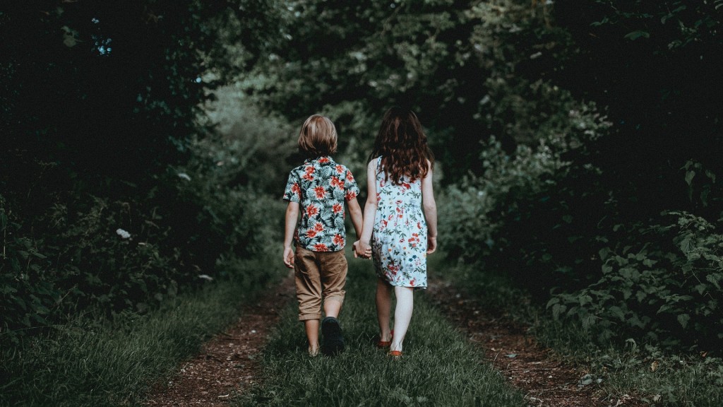 Ein Mädchen und ein Junge - Gretel und Hänsel - laufen in einen dunklen Wald.