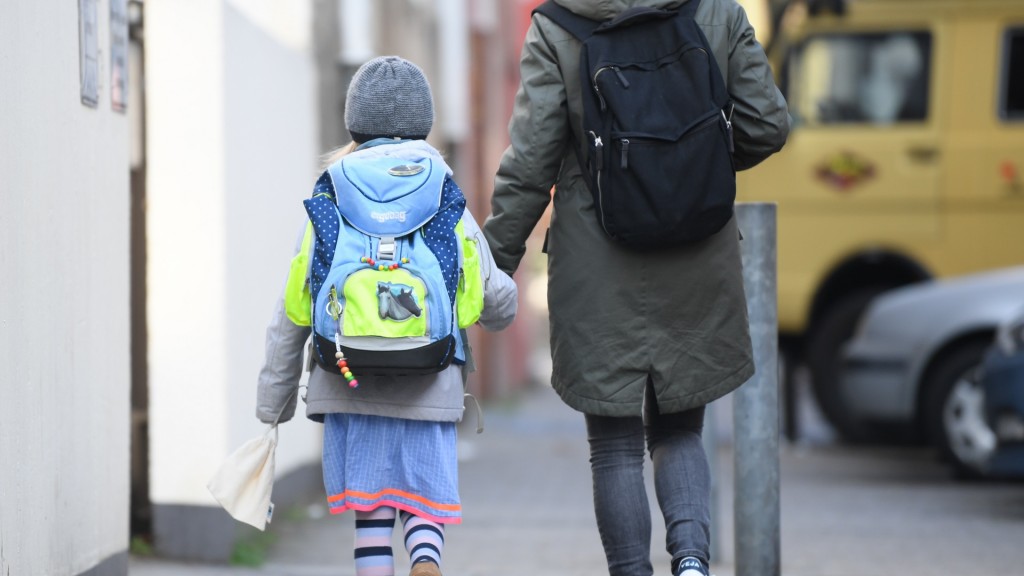 Mutter mit Kind auf dem Weg zur Schule