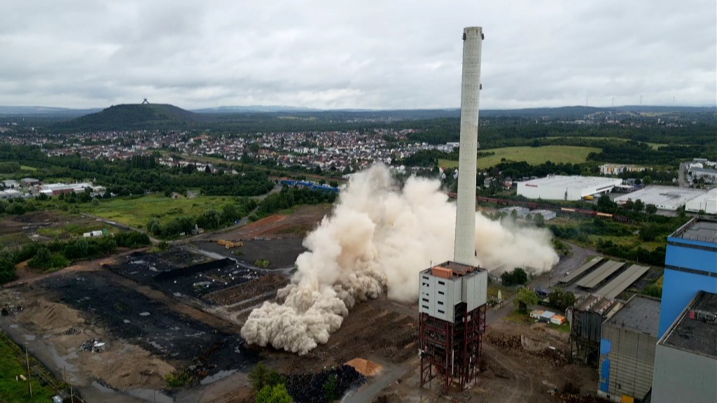 Foto: Gesprengter Kühlturm des Ensdorfer Kraftwerks
