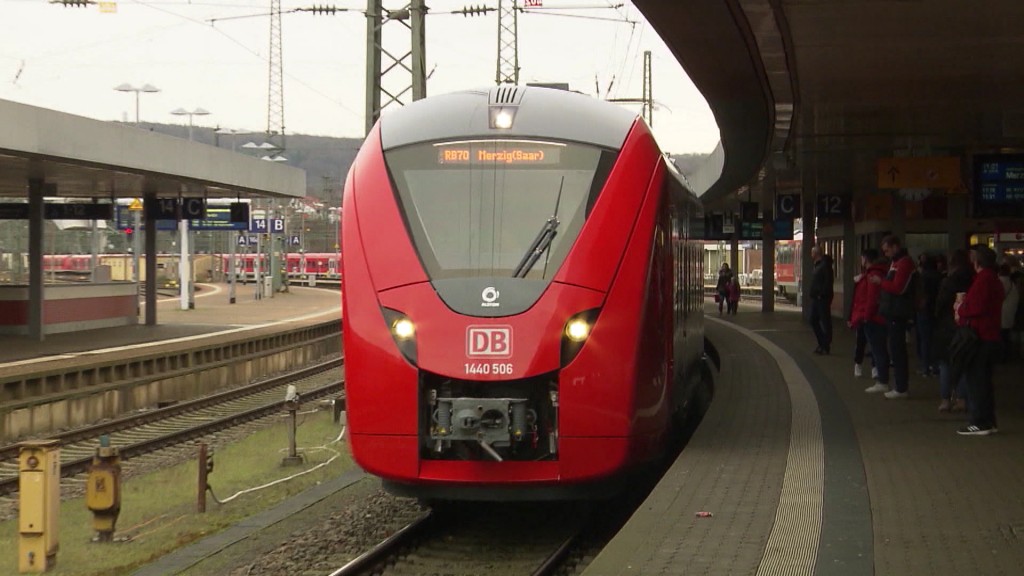Foto: Deutsche Bahn fährt in Bahnhof ein