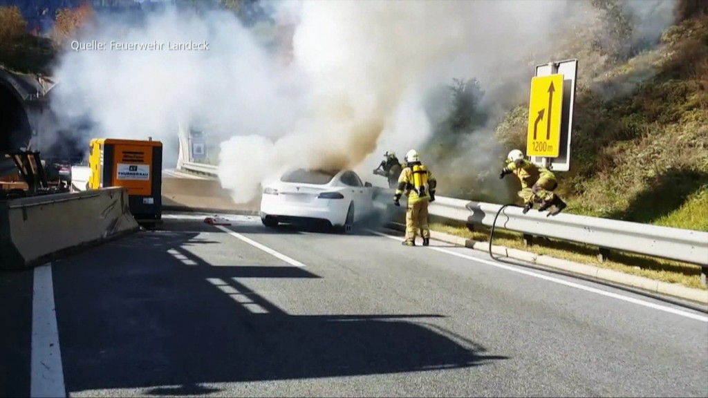 Feuerwehrübung mit einem brennenden E-Auto