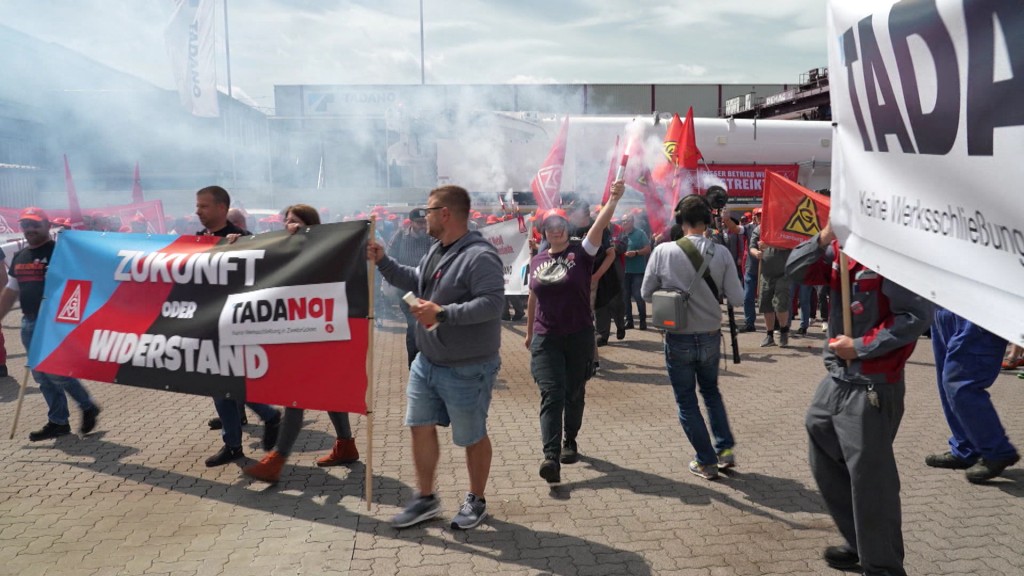 Foto: Demonstrierende bei Tadano in Zweibrücken