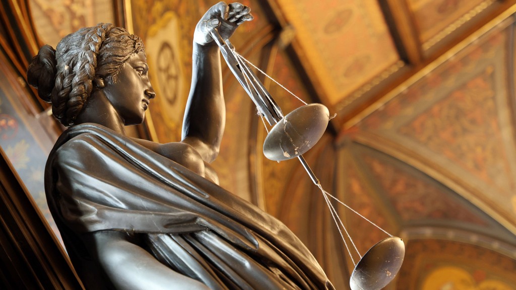 Skulptur der Justitia in einem Gerichtsgebäude