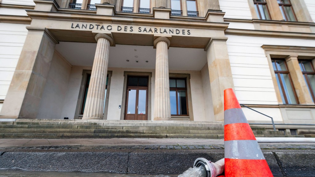 Am Landtag des Saarlandes wird nach Pfingsten Wasser, dass durch das Hochwasser der Saar in die tieferen Etagen eingedrungen ist auf die Straße gepumpt