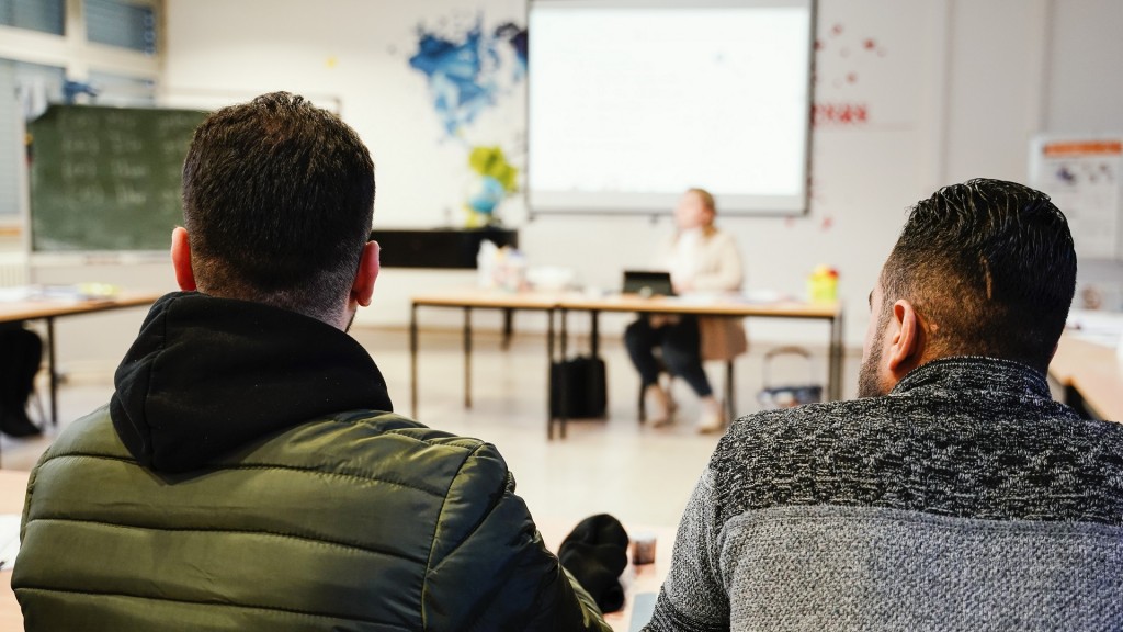 Flüchtende in einem Klassenzimmer 