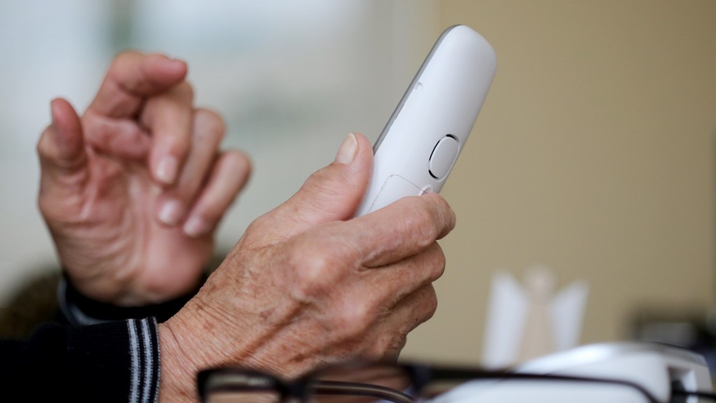 Eine ältere Person hält einen Telefonhörer in der Hand