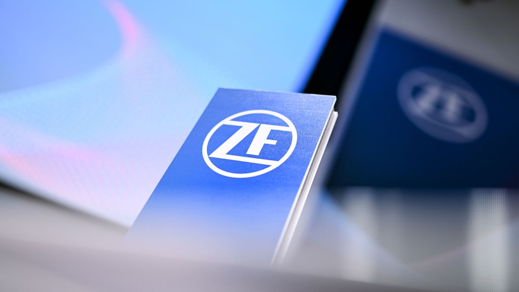 Foto: Eine Stele mit dem ZF-Logo