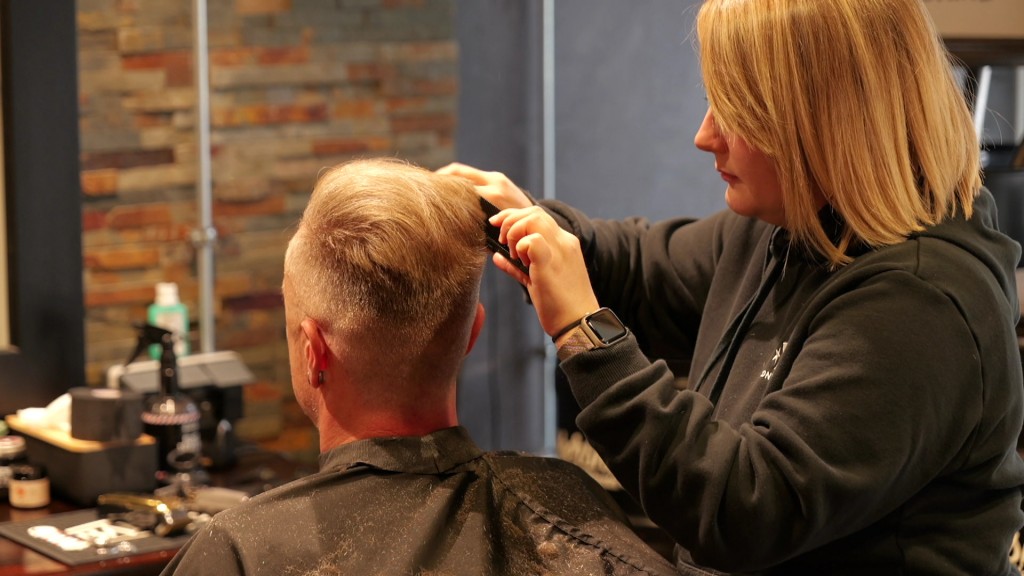 Foto: Friseurin schneidet einem Kunden die Haare