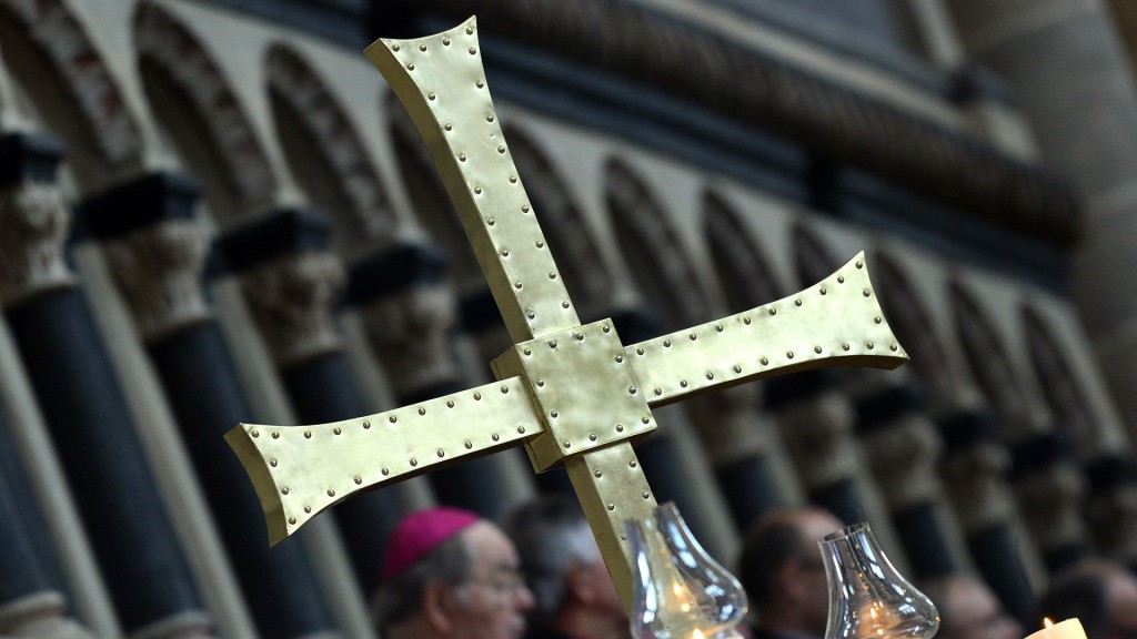 Ein Metallkreuz während eines Gottesdienstes im Trierer Dom