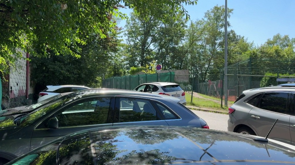 Foto: Verkehrschaos auf einem Freibad-Parkplatz