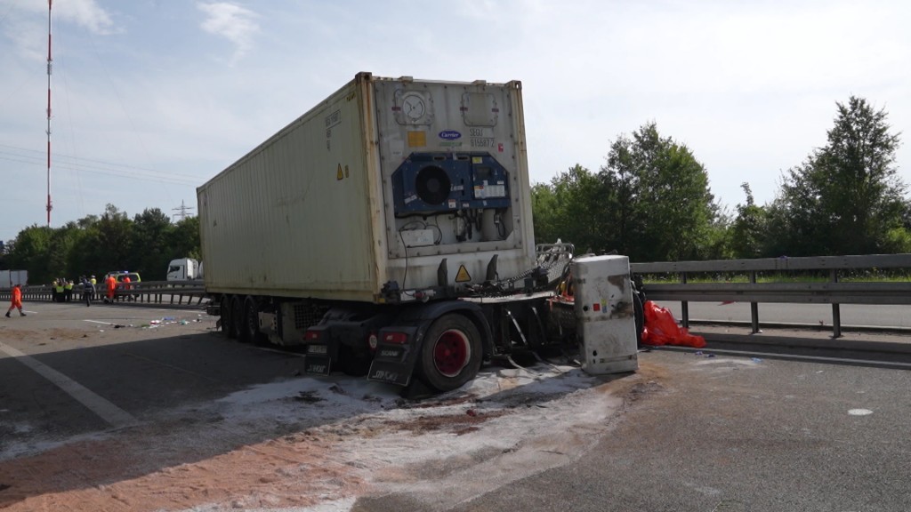 Foto: Ausgebrannter LKW auf der Autobahn