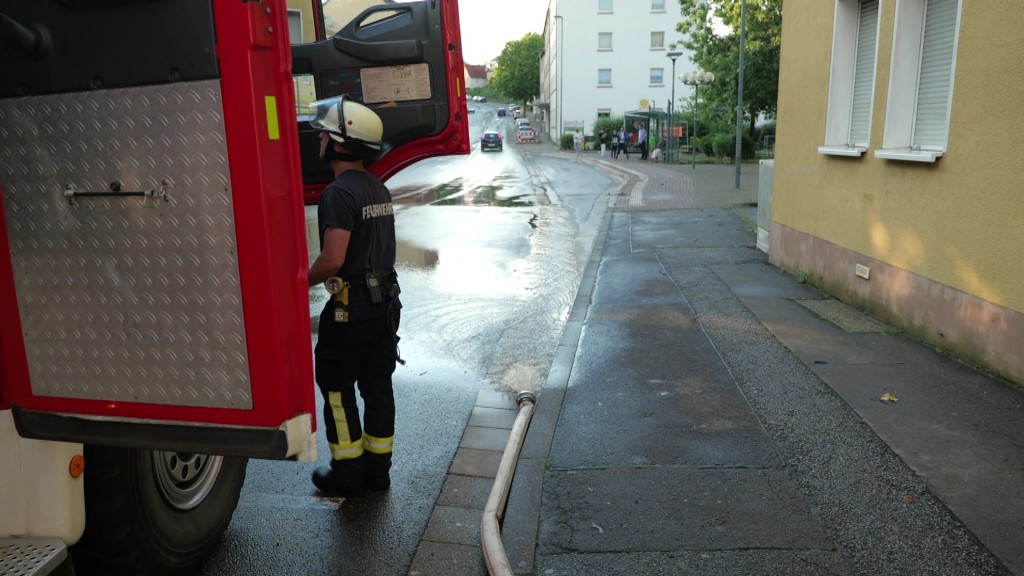 Foto: Feuerwehr pumpt überfluteten Keller aus