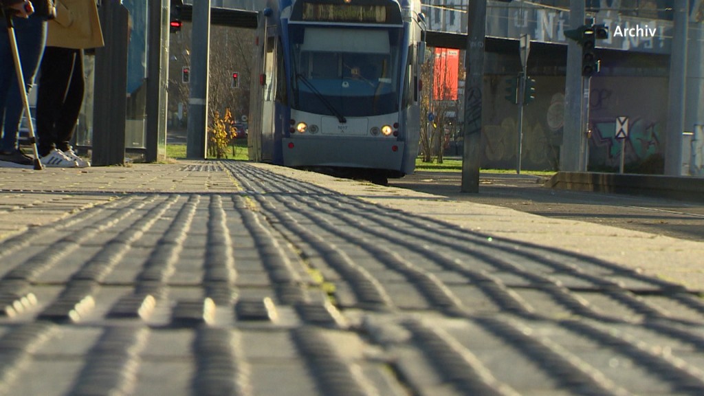 Foto: Saarbahn fährt ein