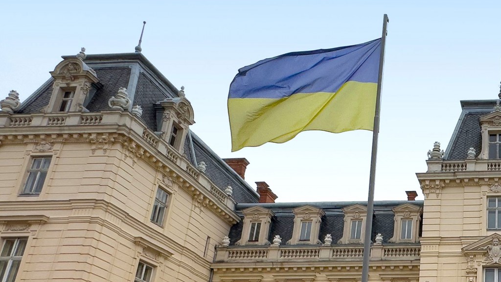 Wehende ukrainische Flagge vor Kunstmuseum