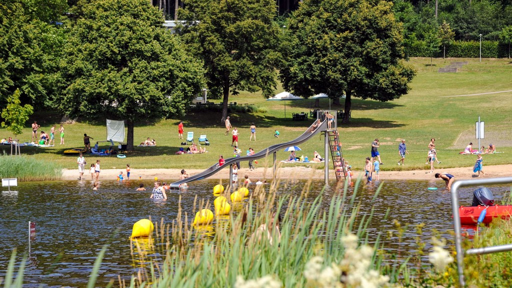 Badegäste am und im Losheimer Stausee